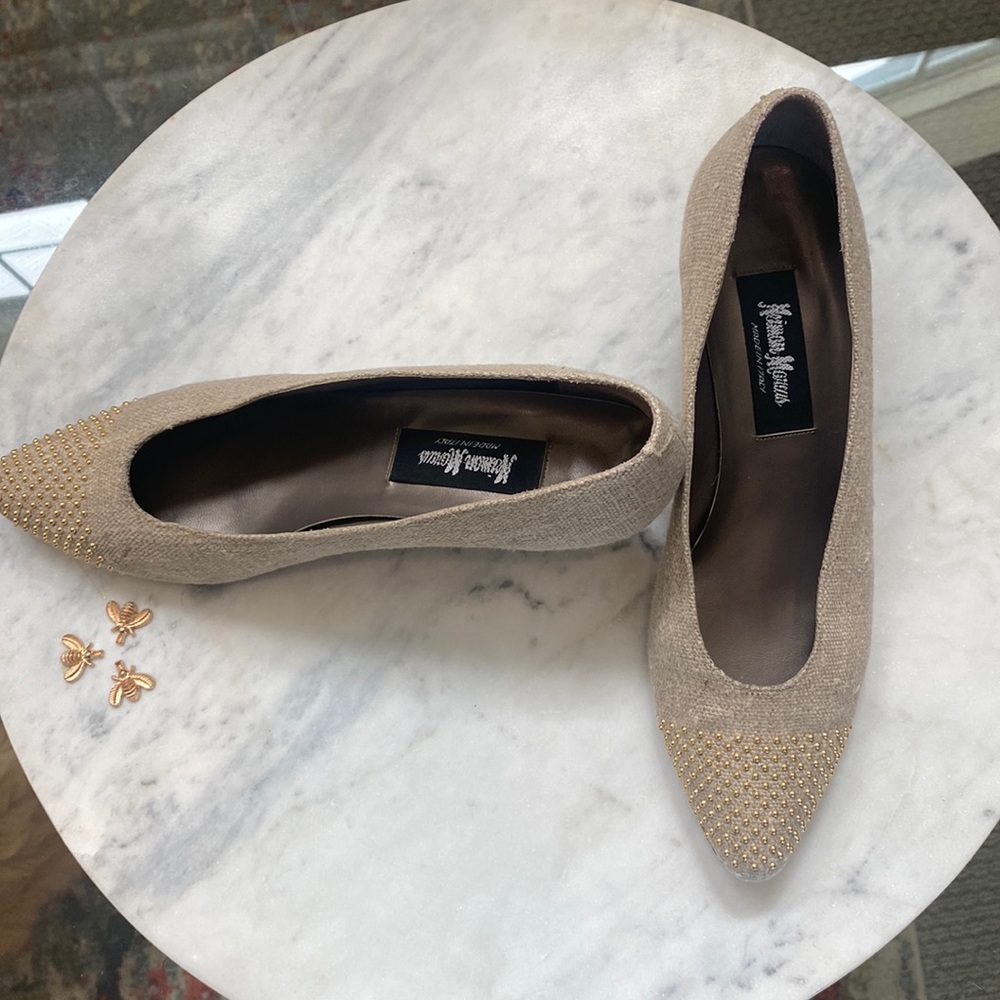NEMAN MARCUS Made in Italy Classic Style Natural Oatmeal Gold Studded Low Heel - Picture 1 of 6